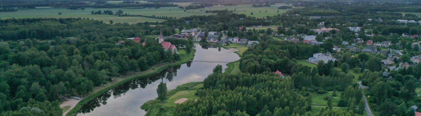 Jõgi voolamas metsade ja asulate vahel